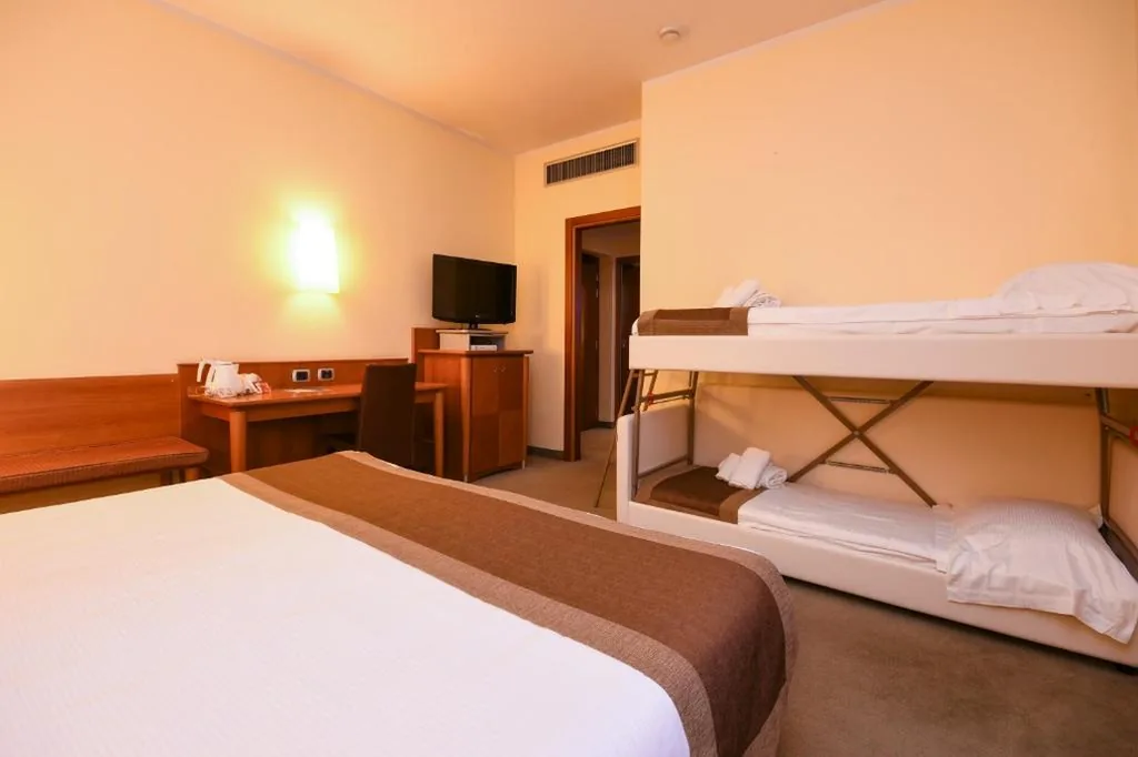 Family Room with Bathtub — Hotel Master