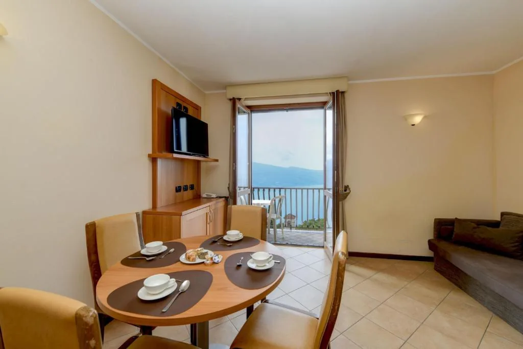 Family Room with Lake View — Hotel Bellavista