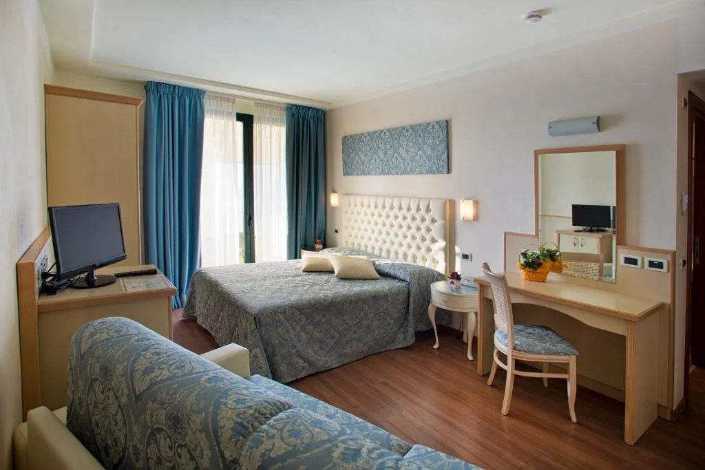 Family Room with Lake View — Hotel La Rondine