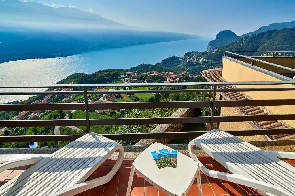 Camera Familiare con Vista Lago — Hotel Le Balze – Aktiv & Wellness