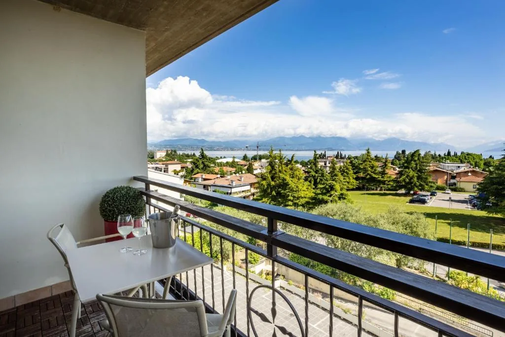 Family Room with Lake View — Hotel Villa Maria