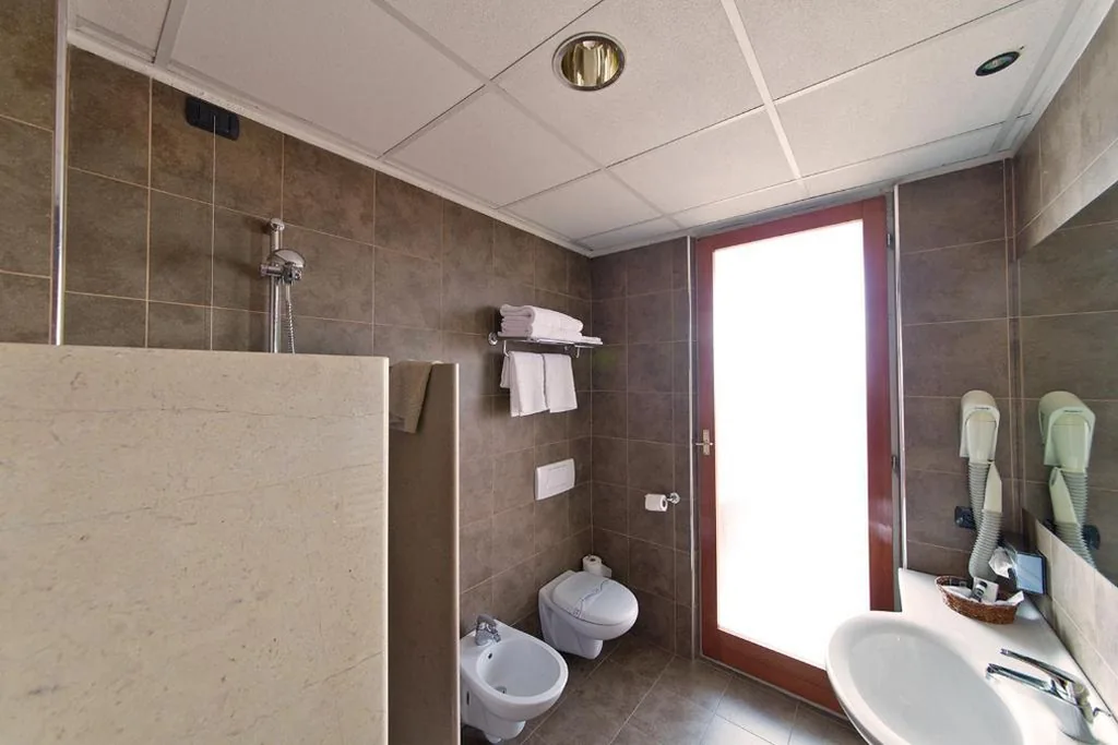 Camera Familiare con Vista Lago Parziale — Hotel Smeraldo