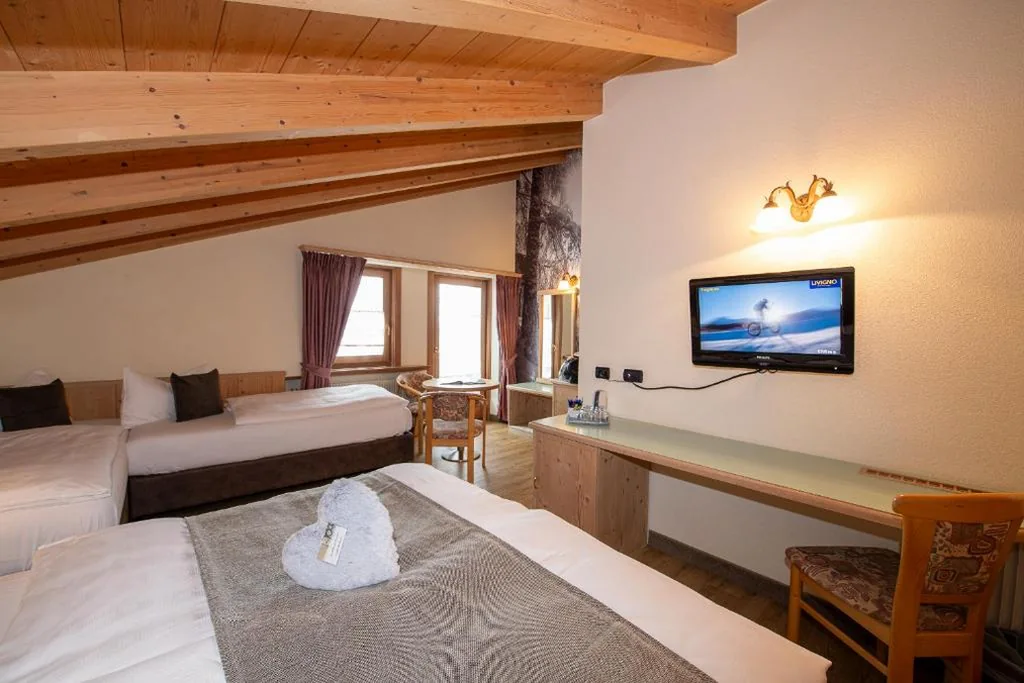 Camera Familiare con Vista Montagna — Al Nin Hotel&Spa