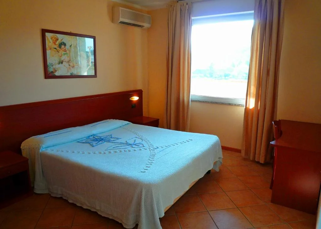 Large Family Room (2 Adults + 1 Child) — Residence Miralago Rooms & Apartments