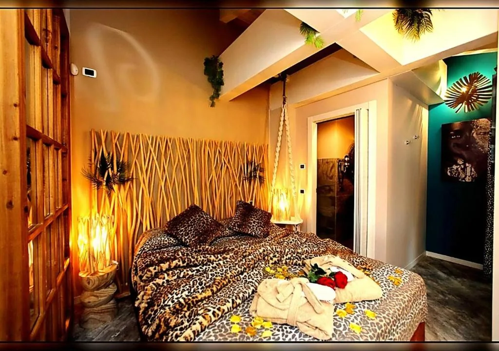 Camera King — BELLAVISTA EXCLUSIVE B&B in zona centrale con piscina riscaldata-Jacuzzi vista lago LA COLAZIONE viene servita in una pasticceria esclusiva in centro-vicina alla struttura-animali di piccola taglia ammessi su richiesta