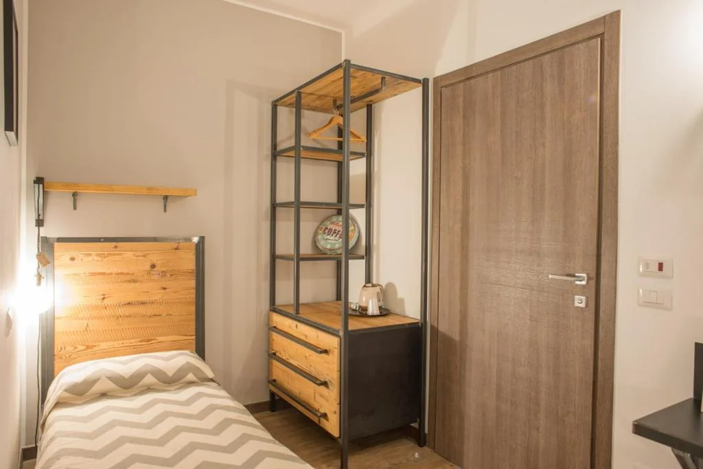 Camera King con Doccia con Accesso per Sedie a Rotelle - Accesso Disabili — Officina Rooms