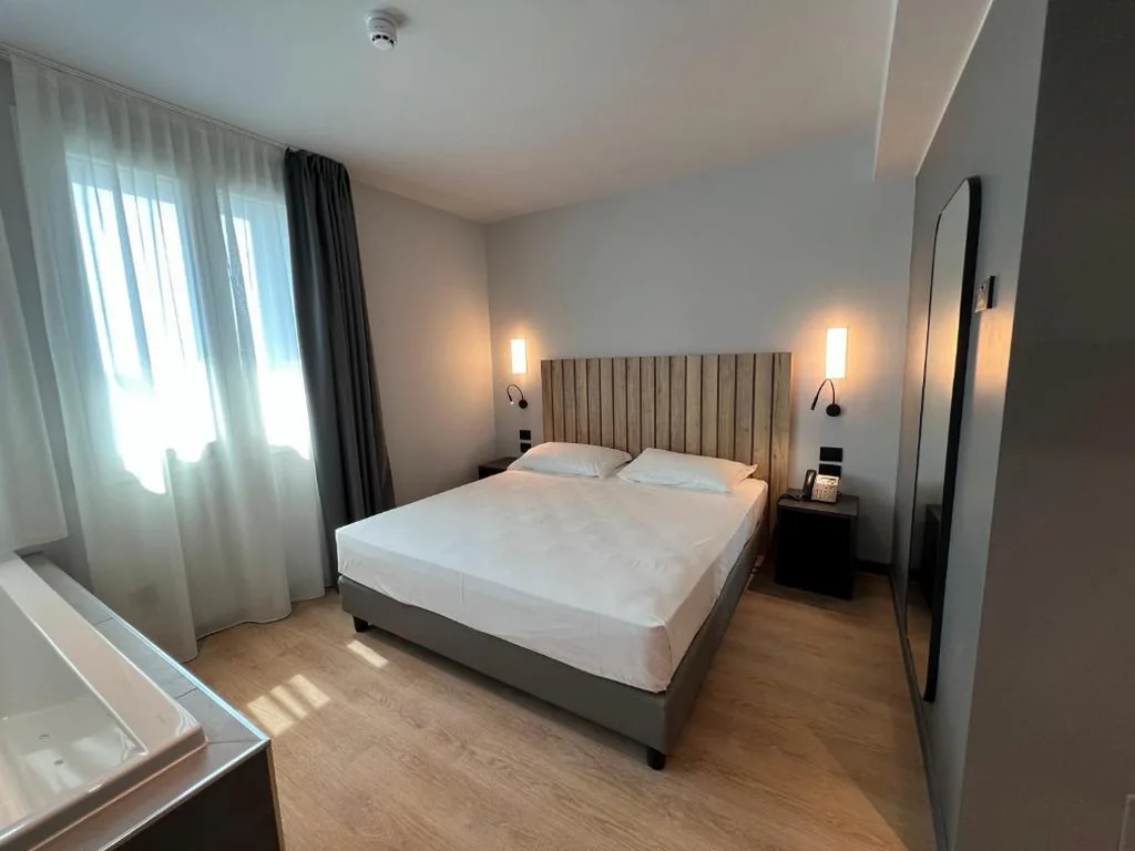 Camera King con Vasca Idromassaggio — Hotel Leonessa
