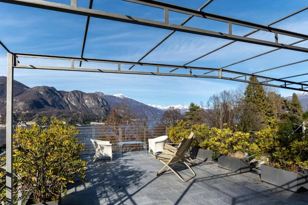 King Room with Lake View — Bellagio Bed & Breakfast