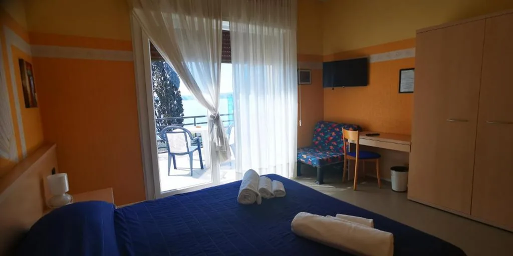 King Room with Lake View — Hotel Aquavite