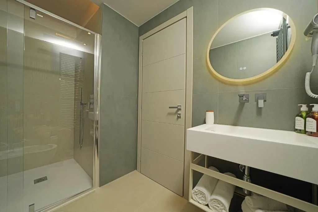King Room with Lake View — Hotel Unico by Dori