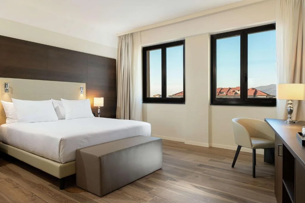 Camera King Deluxe — DoubleTree by Hilton Brescia