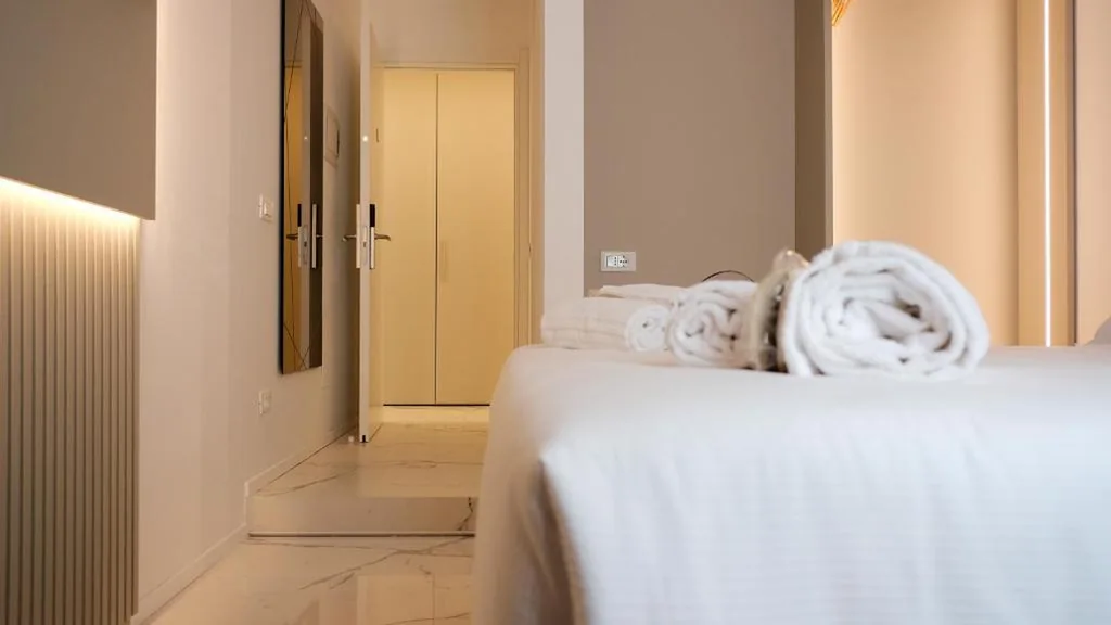 Camera King Deluxe — DUOMO HUB – Boutique Guest Rooms with Self Check-In