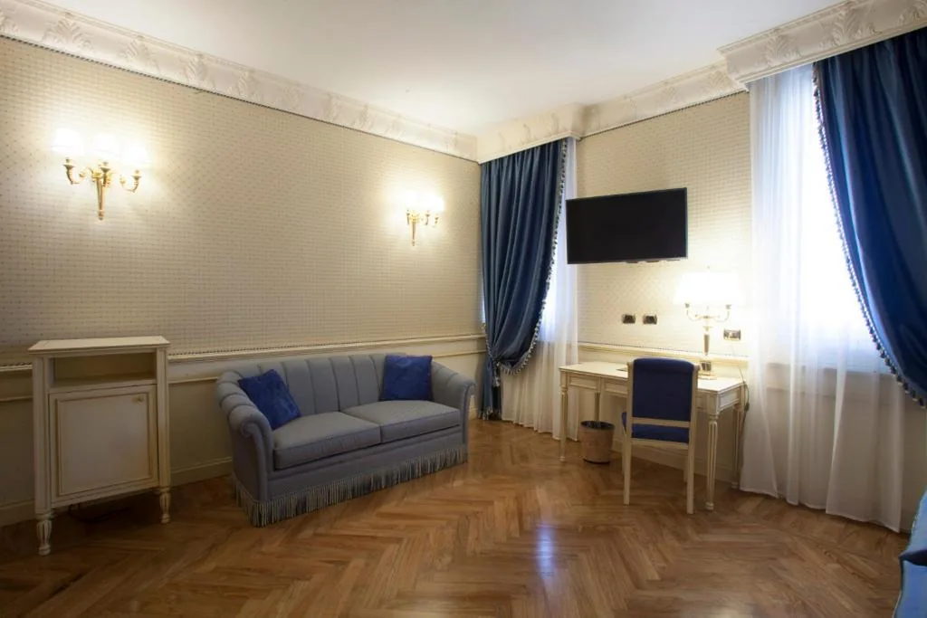 King Deluxe Room — Hotel Marconi
