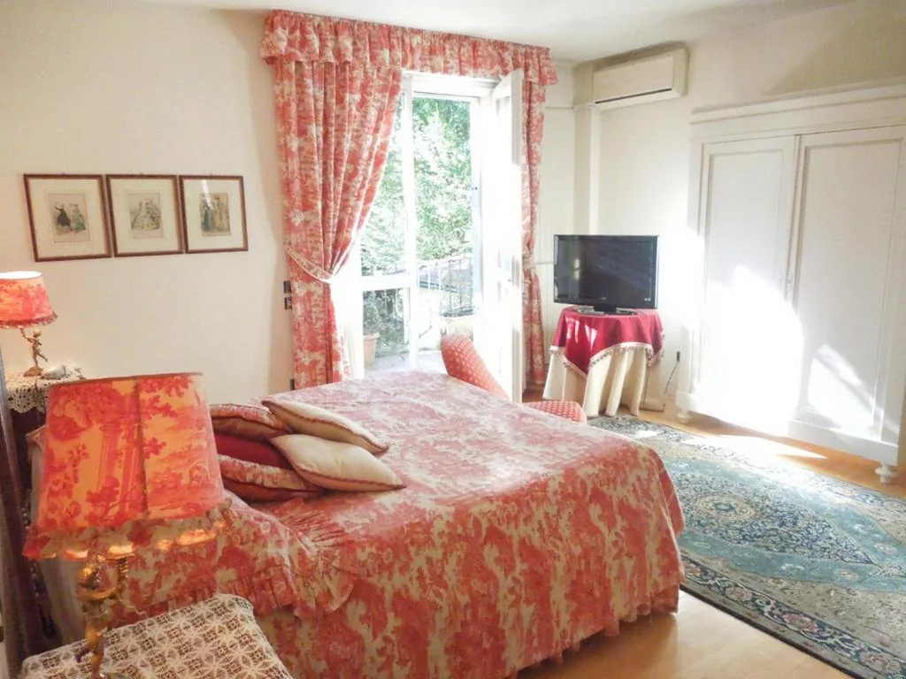 King Deluxe Room — Villa Olivia