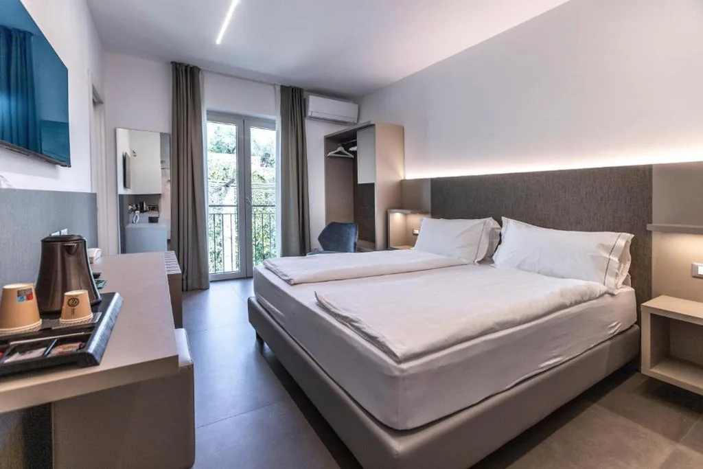 Standard King Room — Hotel Livia