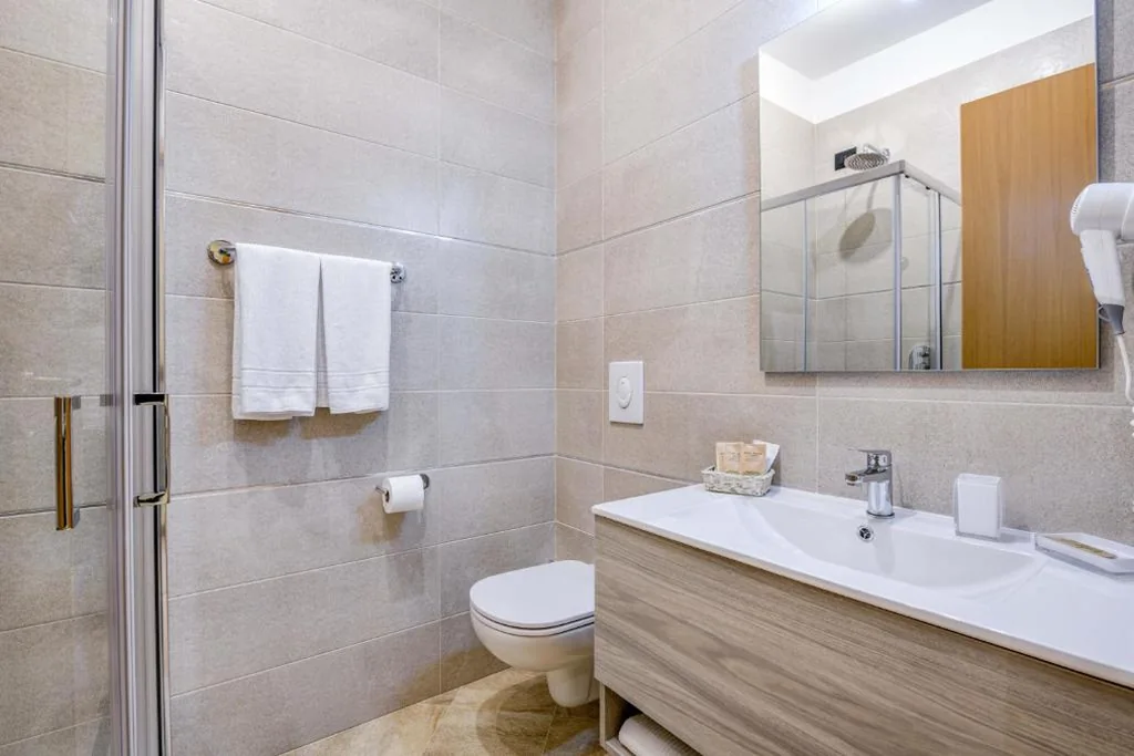 Camera King Superior con Vista Lago — Lido International