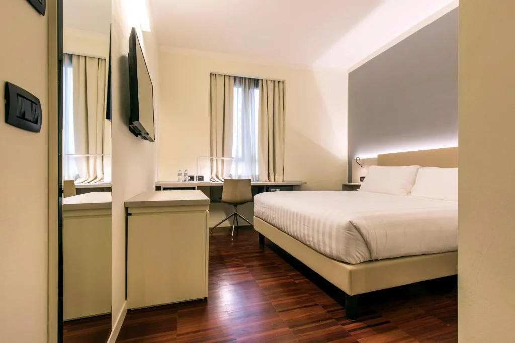 Double Room — 43 Station Hotel