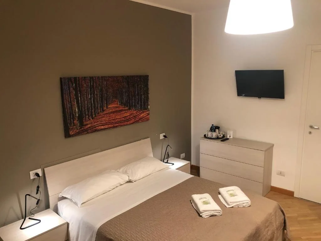 Camera Matrimoniale Ampia con Bagno in Comune — Guest House Brianza Room