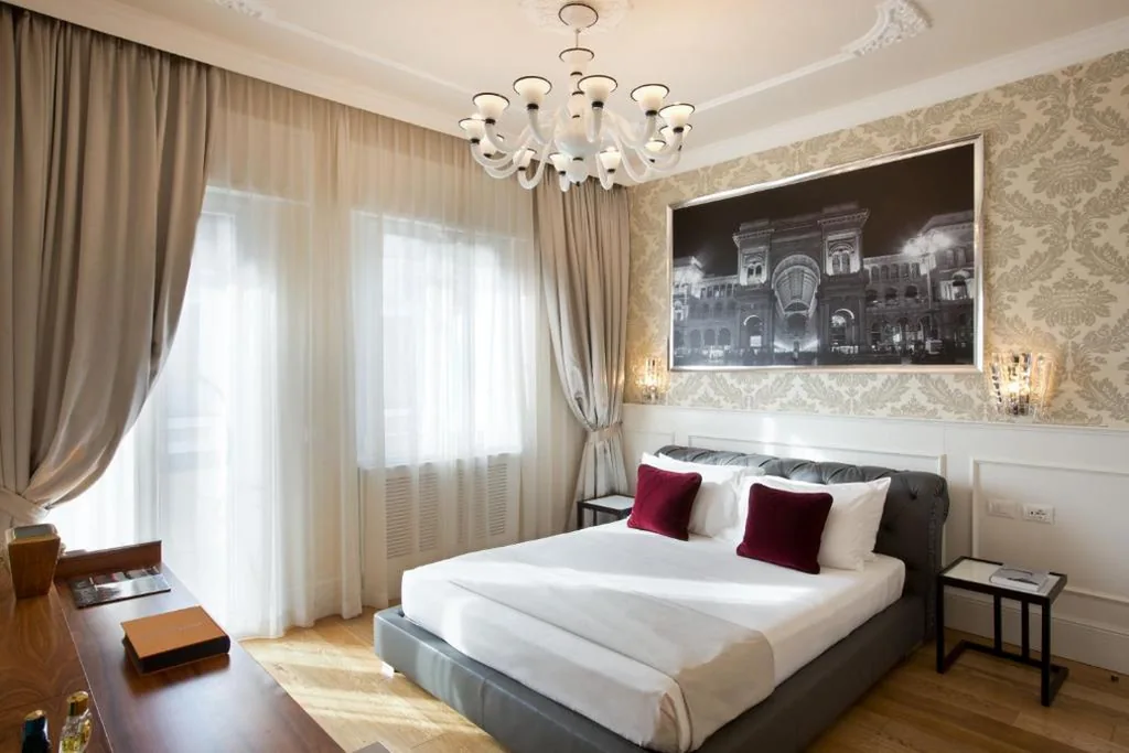 Ampia Double Room with Balcony and City View — Suite Milano Duomo