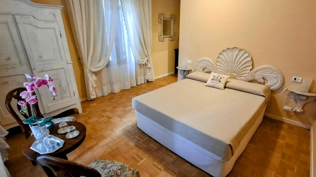 Camera Matrimoniale — B&B Villa Fiorini