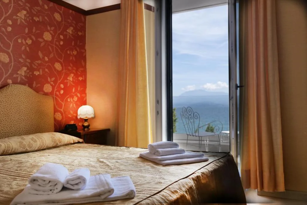 Classic Double Room with Balcony and Lake View — Hotel Riviera