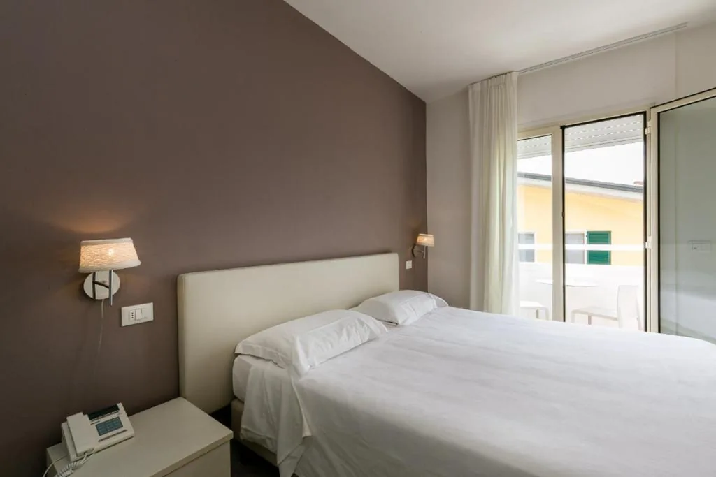 Camera Matrimoniale Comfort con Balcone e Vista Lago Parziale — Hotel Saviola