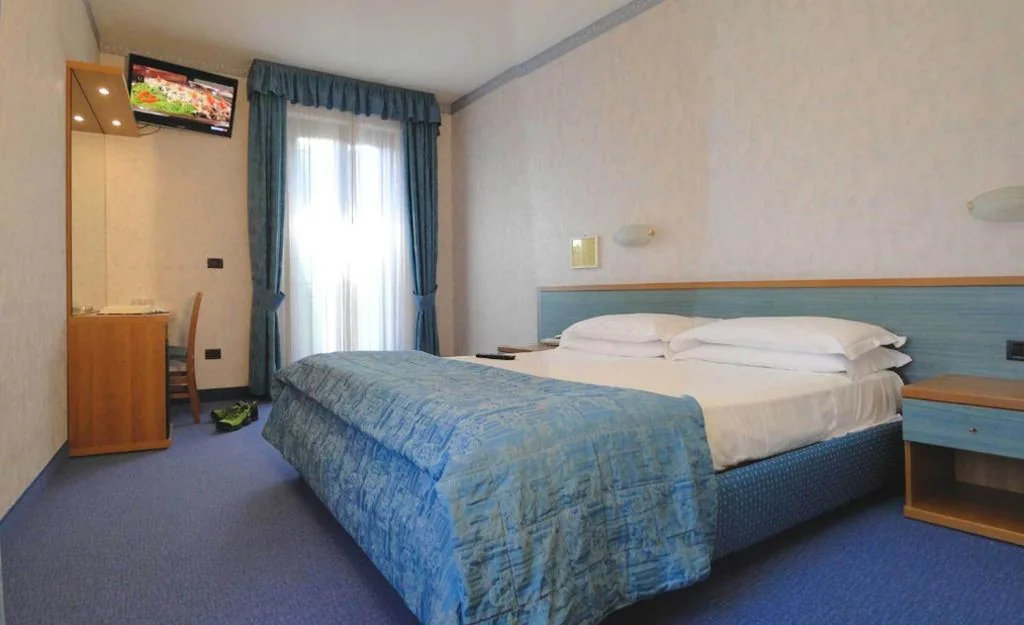 Camera Matrimoniale Comfort con Balcone e Vista Lago — Hotel Sole – Limone