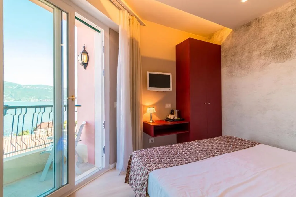 Camera Matrimoniale Comfort con Balcone e Vista Lago — Hotel Villa Europa