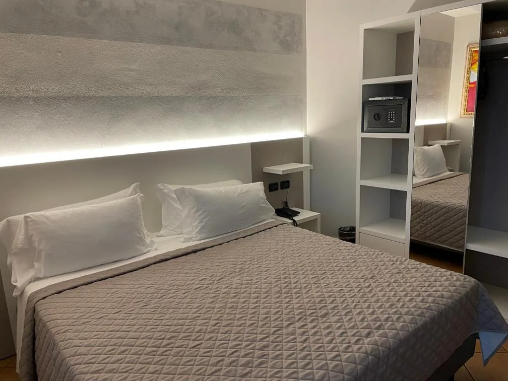 Comfort Double Room with Balcony and Lake View — Hotel Villa Rosa