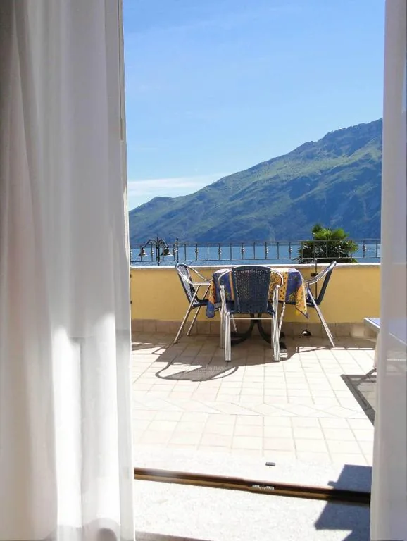 Camera Matrimoniale Comfort Plus con Terrazza e Vista Lago — Hotel Sole – Limone