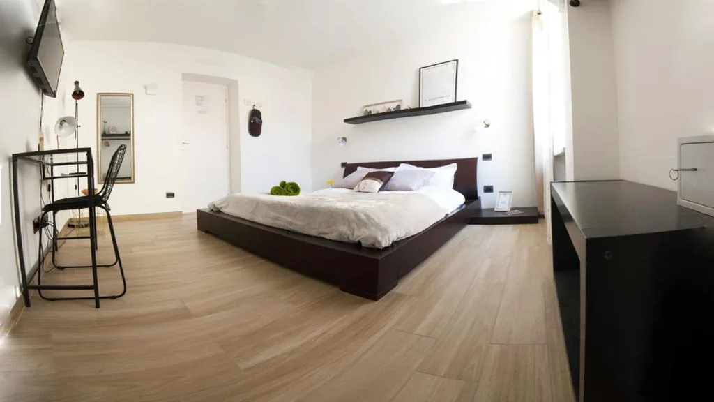 Camera Matrimoniale con Bagno in Comune — Al Nifontano B&B – Ideal for Family or Couples – 2 Rooms – Lakeview