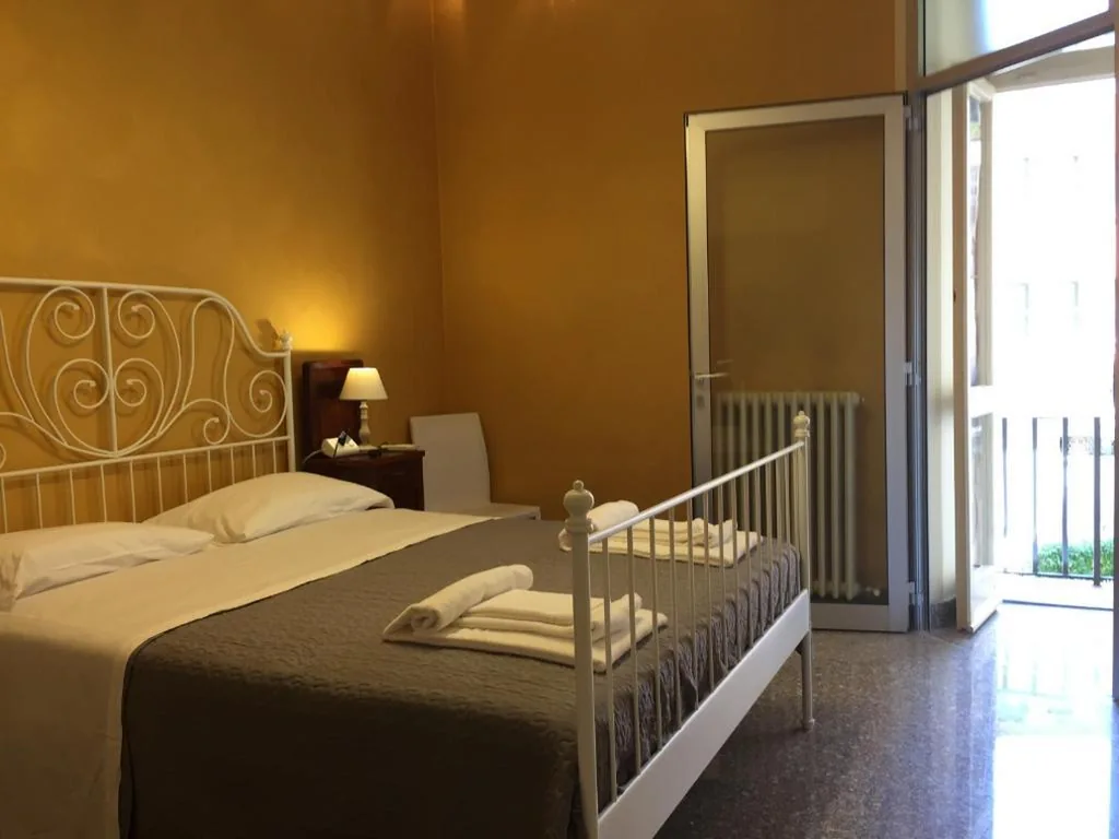 Double Room with Shared Bathroom — Bergamo Center Rooms