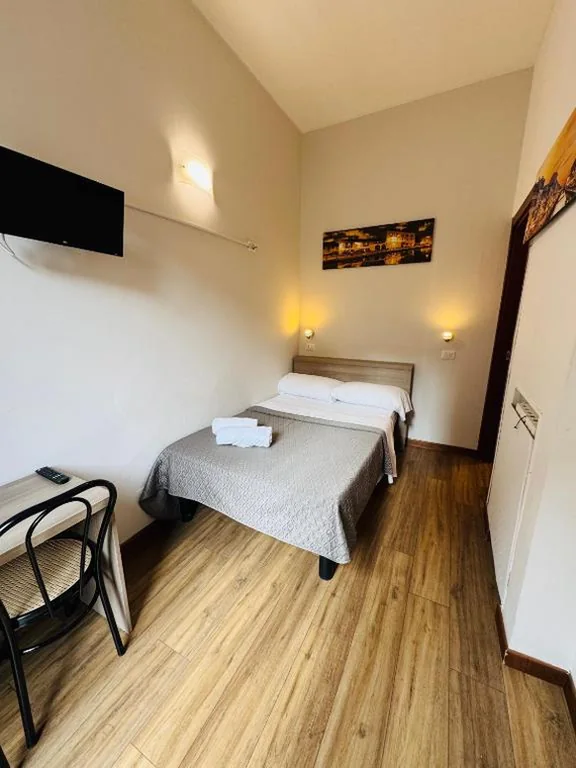 Camera Matrimoniale con Bagno in Comune — Bovisa House B&B private rooms