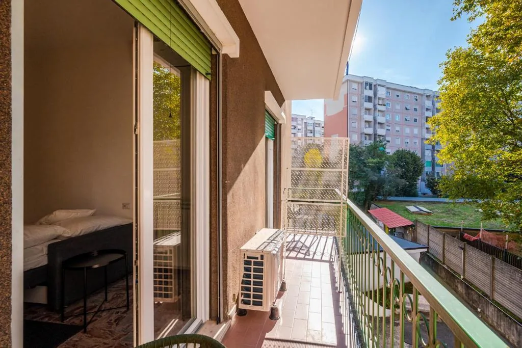 Camera Matrimoniale con Bagno in Comune — Casa Torino 101, Camere a Rozzano – Forum Assago a 7 minuti, Ospedale Humanitas a 5 minuti – SmartStay Rozzano