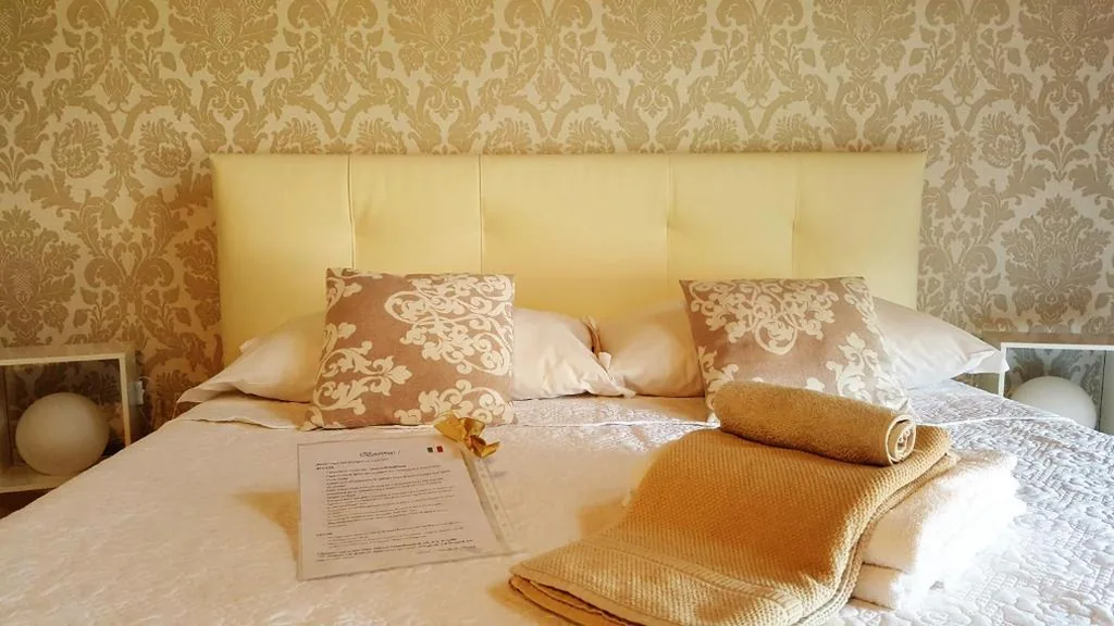 Camera Matrimoniale con Bagno in Comune — Donizetti Royal