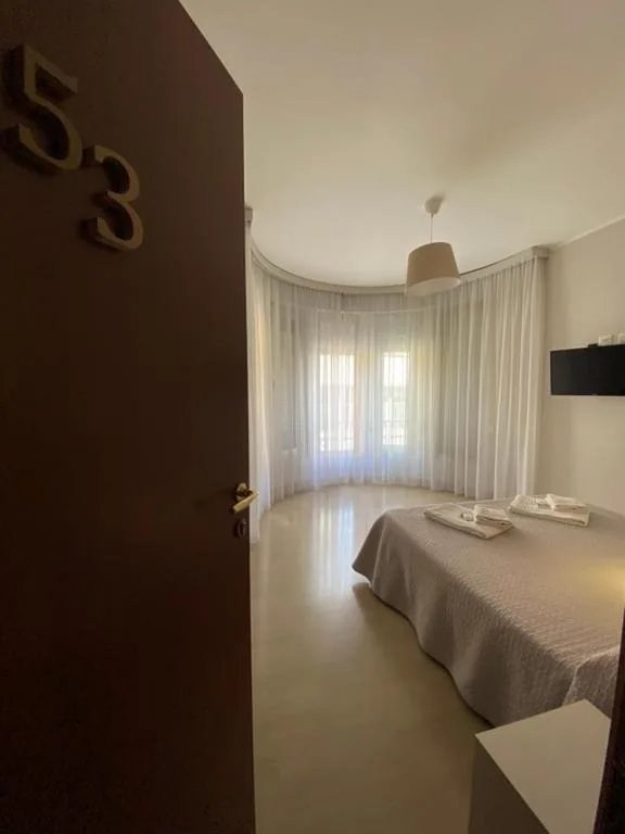 Camera Matrimoniale con Bagno in Comune - Edificio Separato — Hotel Due Giardini
