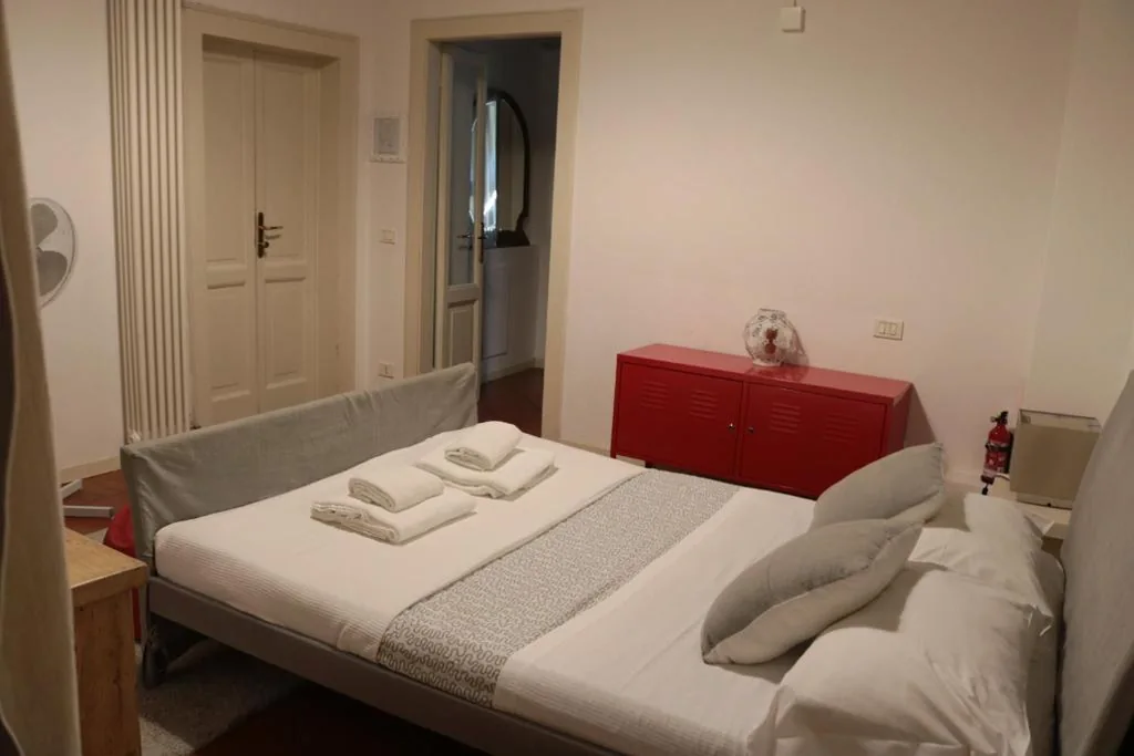 Camera Matrimoniale con Bagno in Comune — La Maison