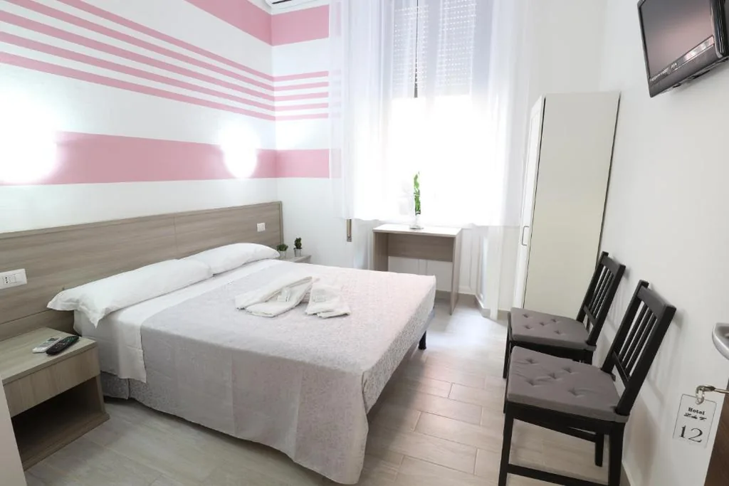 Double Room with Private Bathroom — Albergo Leonardo Da Vinci