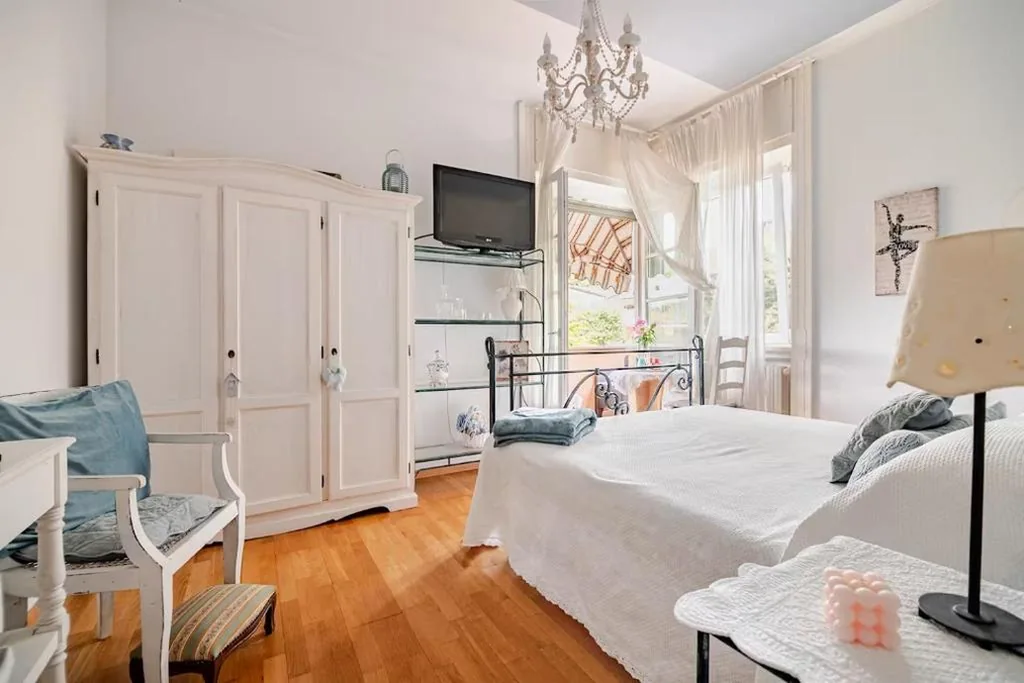 Camera Matrimoniale con Bagno Privato Esterno — B&B La Casa di Pamela – 5 min Lago Varese