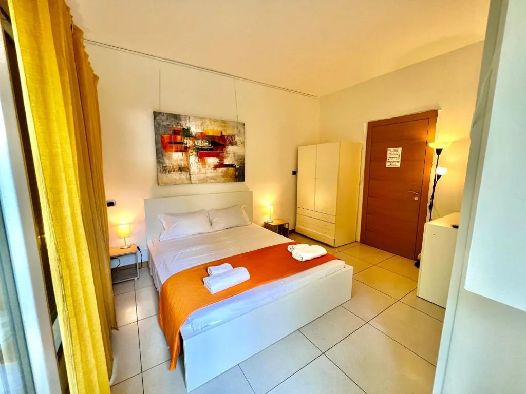 Camera Matrimoniale con Bagno Privato Esterno — Bergamoinhouse airport