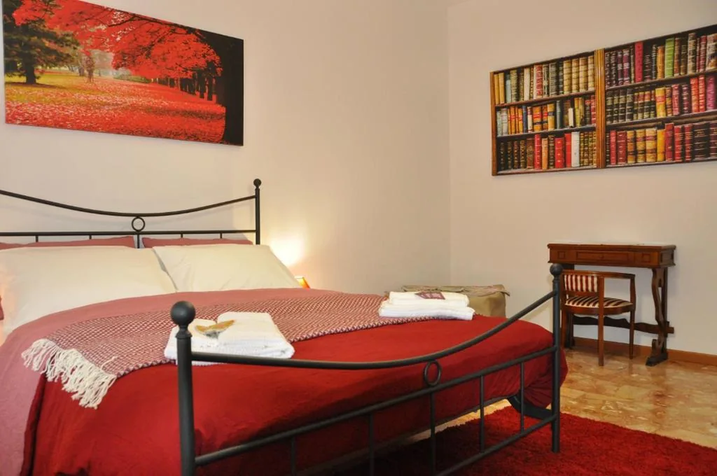 Camera Matrimoniale con Bagno Privato Esterno — CityWalls Guest House Bergamo
