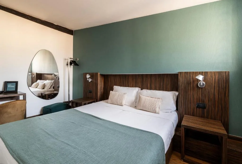 Camera Matrimoniale con Bagno Privato Esterno — Easylife – Suite in Colonne San Lorenzo Milano