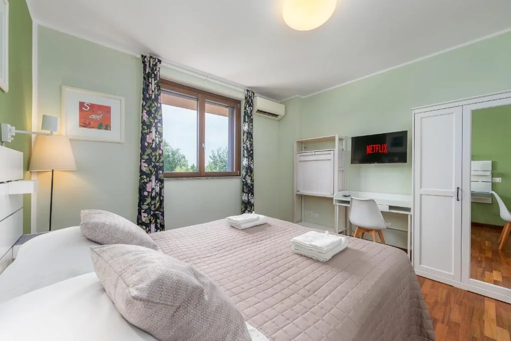 Double Room with External Private Bathroom — Manzoni 3 – Stanze Più Vicine all’Humanitas