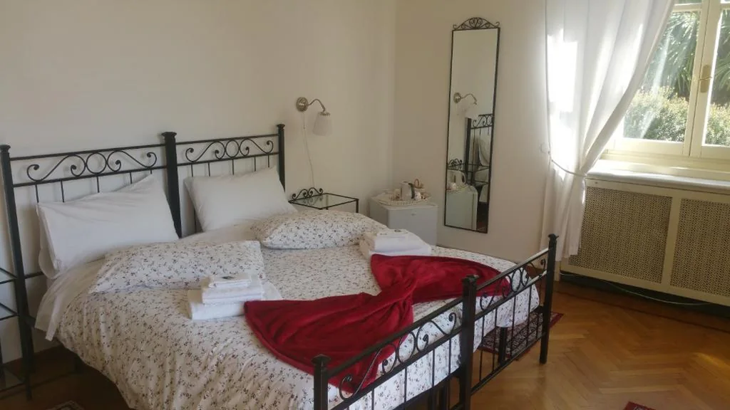 Camera Matrimoniale con Bagno Privato Esterno — Villa del Cigno