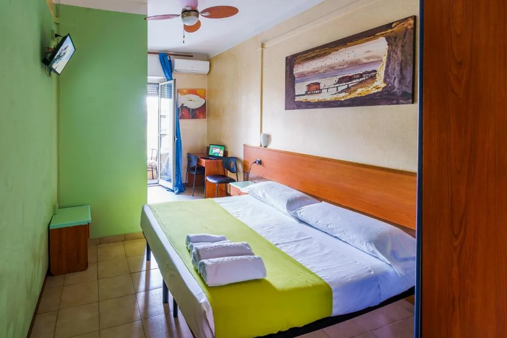 Double Room with Private Bathroom — Hotel America
