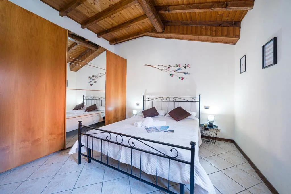 Double Room with Private Bathroom — La Corte Rooms and Home Restaurant – free parking – 10 minutes to the lake and centre