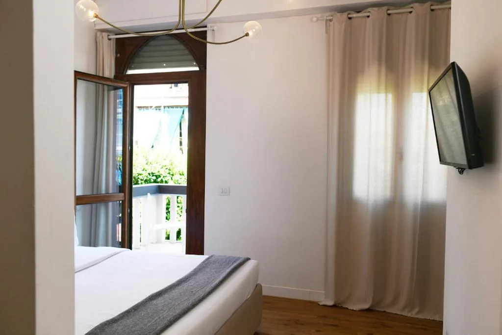Double Room with Private Bathroom — La Villa bed & breakfast