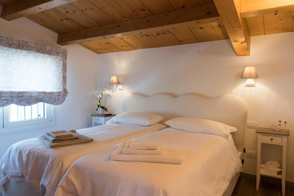 Double Room with Private Bathroom — Relais Dei Mandorli