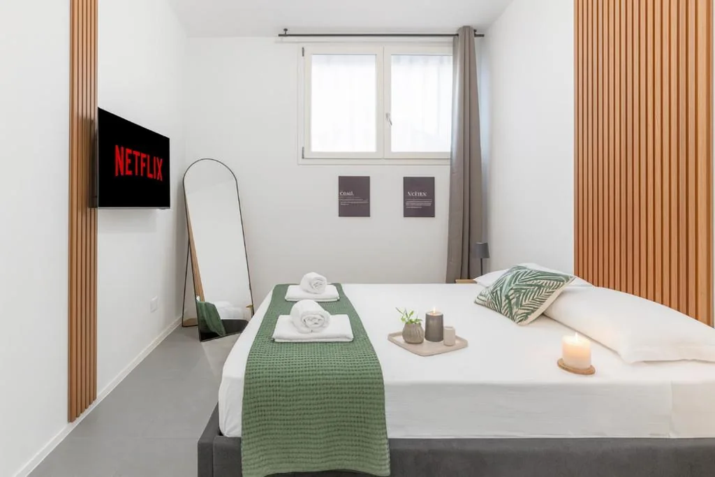 Double Room with Private Bathroom — Room 12 MILANO -Near Train Station -15 min Rho Fiera-Duomo-Malpensa