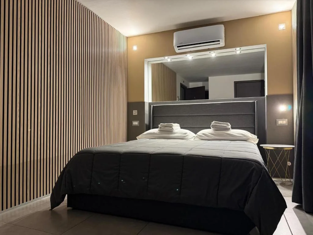 Double Room with Private Bathroom — Villa Camilla Milano Easy Rooms Metro 4
